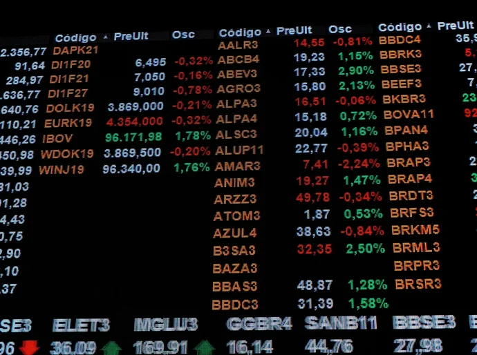 Ibovespa despenca até 17% e dólar dispara após vitória de Lula