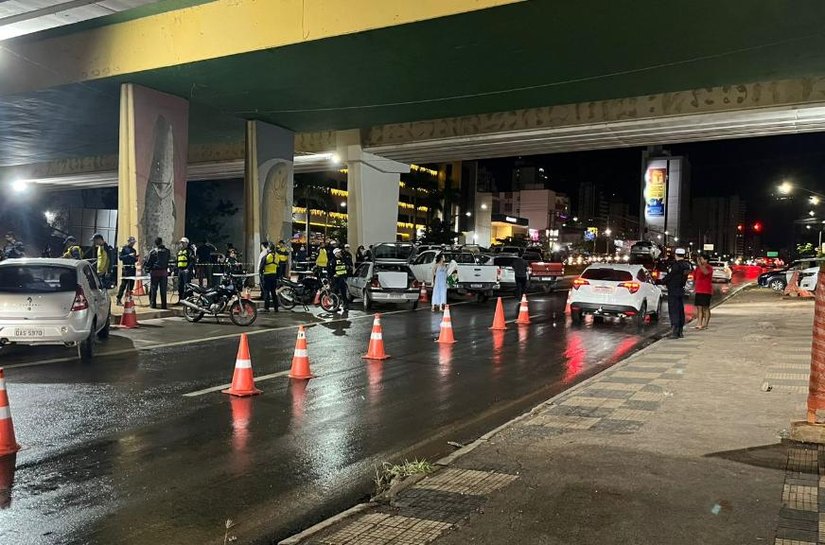 Operação Lei Seca fiscaliza 200 veículos e prende um condutor