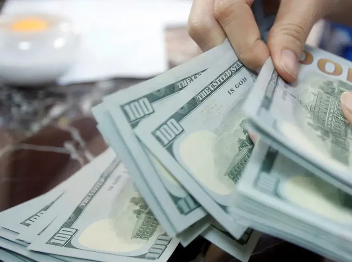 Dólar cai 1,6% e fecha em R$ 5,23 com alívio externo