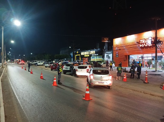 Fiscalizações da Operação Lei Seca prendem 14 condutores em avenida de Cuiabá na madrugada de sábado, 12