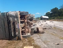 Batida entre três carretas mata caminhoneiro e bloqueia BR-163 em Lucas do Rio Verde