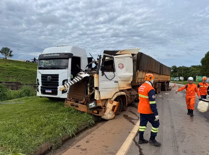 Batida violenta entre carretas termina em morte e motorista preso às ferragens em Sorriso, MT