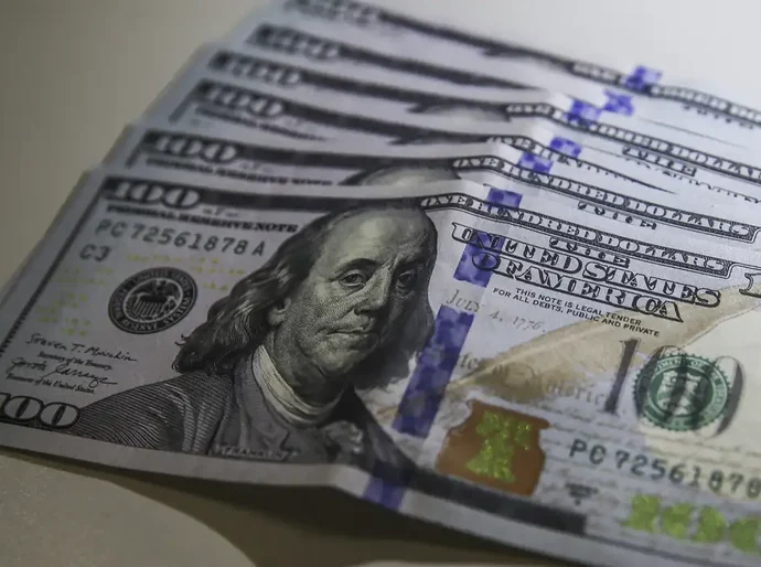 Dólar fecha abaixo de R$ 4,90 pela primeira vez em 28 meses