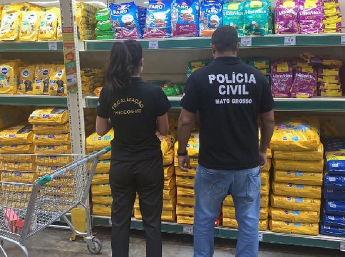 Procon Estadual e Decon fiscalizam denúncia de consumidores em supermercados