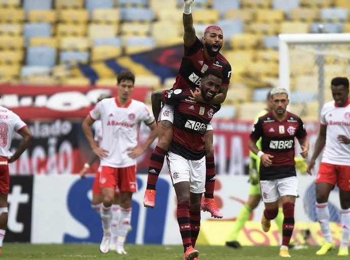 Flamengo vence Internacional de virada e fica perto do bicampeonato brasileiro