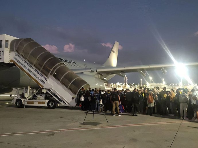 Mais um avião com brasileiros repatriados de Israel chega ao Brasil