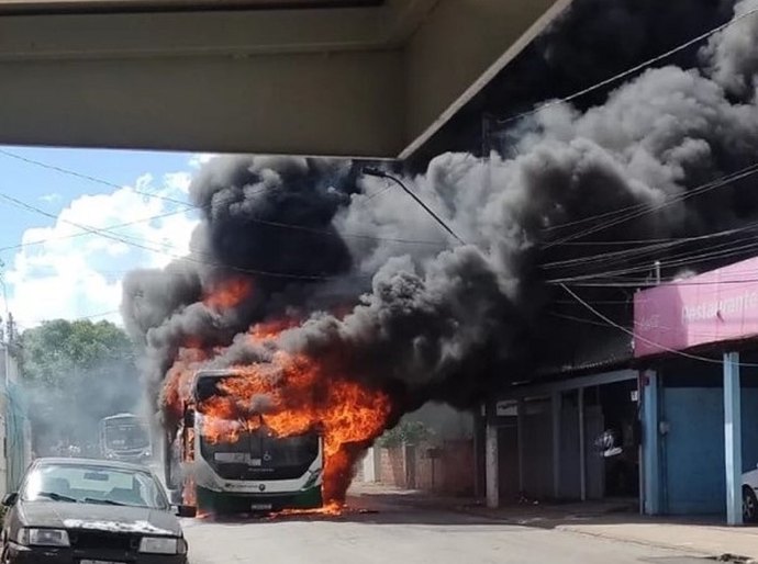 Ônibus do transporte coletivo pega fogo em Cuiabá no domingo, 13