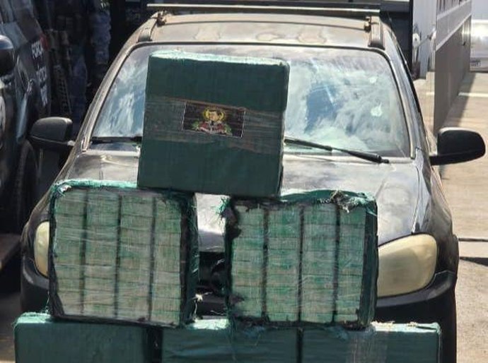 PM e Gefron apreendem 300 quilos de pasta base de cocaína e causam prejuízo de R$ 4,3 milhões às facções criminosas