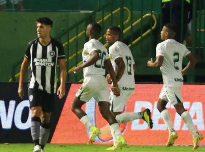 Botafogo perde para o Goiás, encerra longa invencibilidade, mas segue líder
