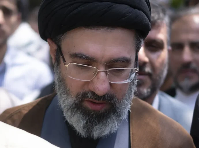 Hegseth diz que novo líder do Irã está 'provavelmente desfigurado'