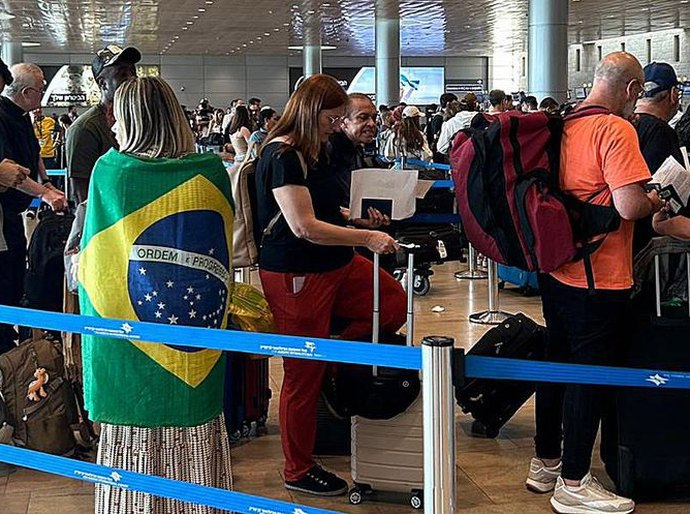 Primeiro avião de resgate parte de Tel Aviv trazendo 211 brasileiros