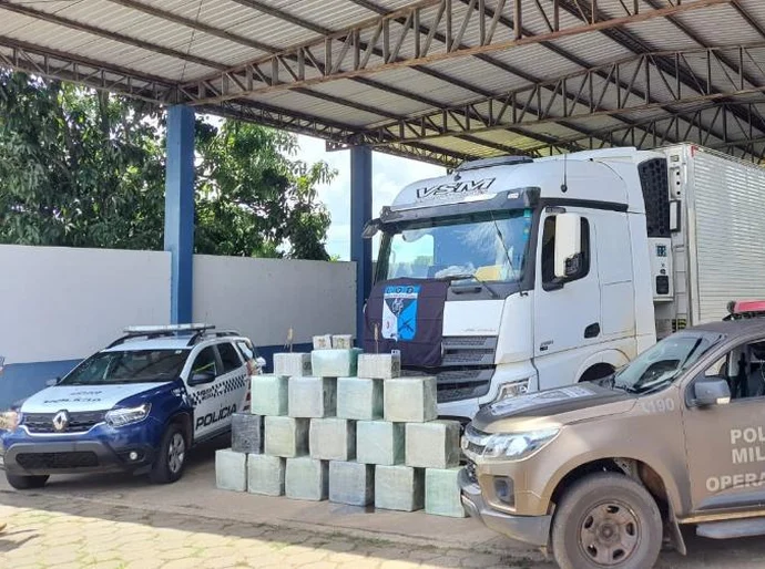 Ação integrada da Polícia Militar de MT e GO apreende 500 quilos de cocaína escondido em caminhão frigorífico