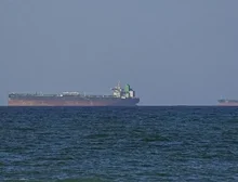 EUA abordam navio com petróleo iraniano, e Trump autoriza tiros contra minas no estreito de Ormuz