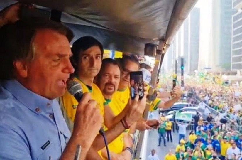 “Aviso aos canalhas: não serei preso”, diz Bolsonaro a apoiadores