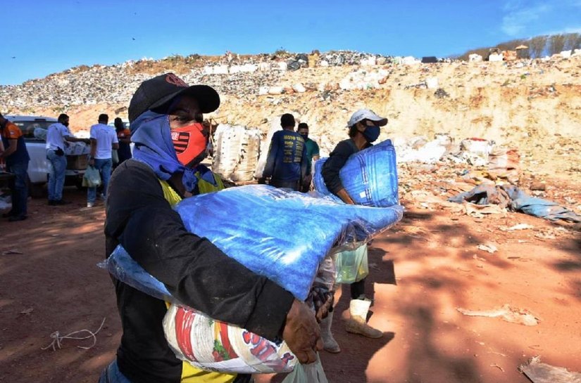 Catadores do Lixão de Cuiabá são beneficiados com cestas básicas e cobertores