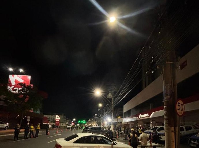 Operação Lei Seca termina com três presos e 14 veículos removidos na avenida Isaac Póvoas, em Cuiabá