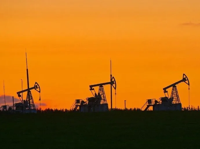 Petróleo sobe mais de 4% e barril bate US$ 81 com guerra no Oriente Médio