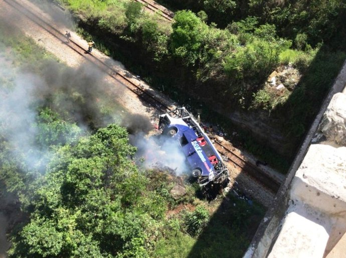 Ônibus cai de viaduto na BR-381 em João Monlevade; segundo bombeiros, há 14 mortos