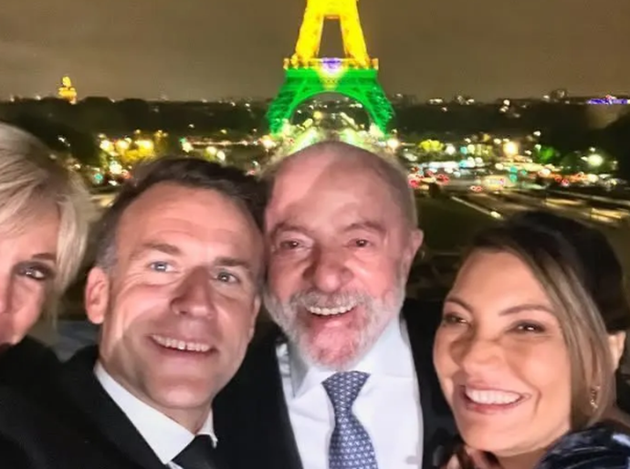 Lula, Janja e casal Macron tiram selfie com Torre Eiffel verde e amarela