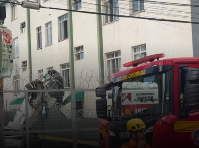 Avião de pequeno porte cai, atinge prédio em Belo Horizonte e mata 2