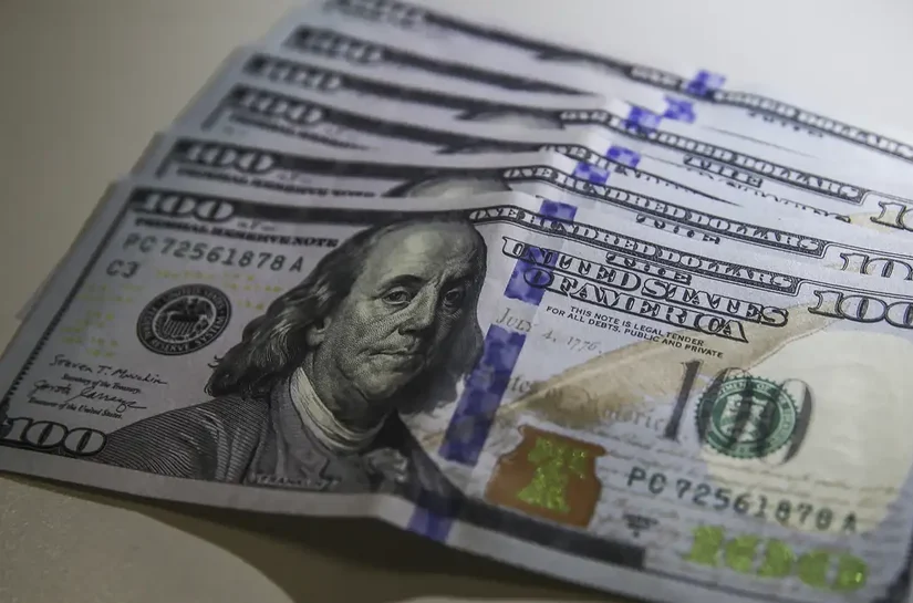 Dólar fecha abaixo de R$ 4,90 pela primeira vez em 28 meses
