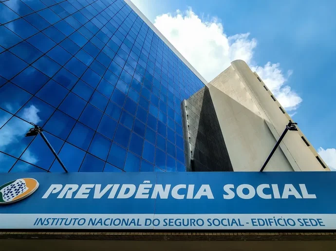 Governo Lula pede que STF suspenda ações de restituição por fraude ao INSS