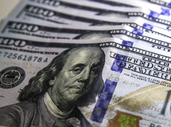 Dólar abre a semana em alta e bate em R$ 5,40 com aversão global a risco