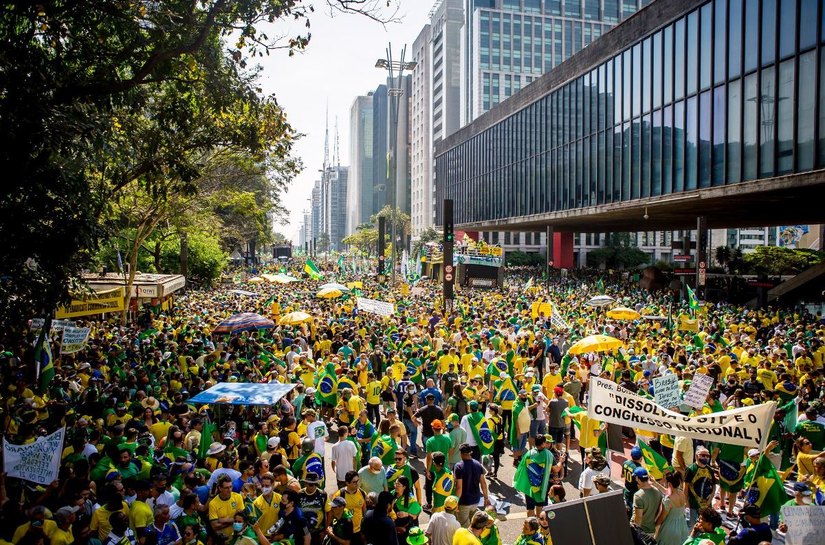 Bolsonaro tem respiro nas ruas, mas fica ainda mais isolado sob pressão de impeachment