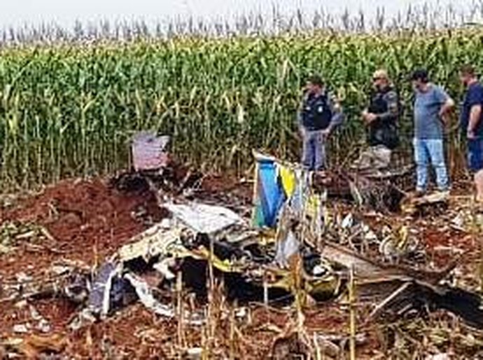 Avião agrícola de pequeno porte cai neste domingo, 14, dentro de fazenda e mata piloto