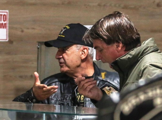 Bolsonaro se irrita ao ser abordado sobre preço alto do arroz