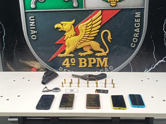 prende suspeito por golpes de estelionato, apreende arma de fogo e munições