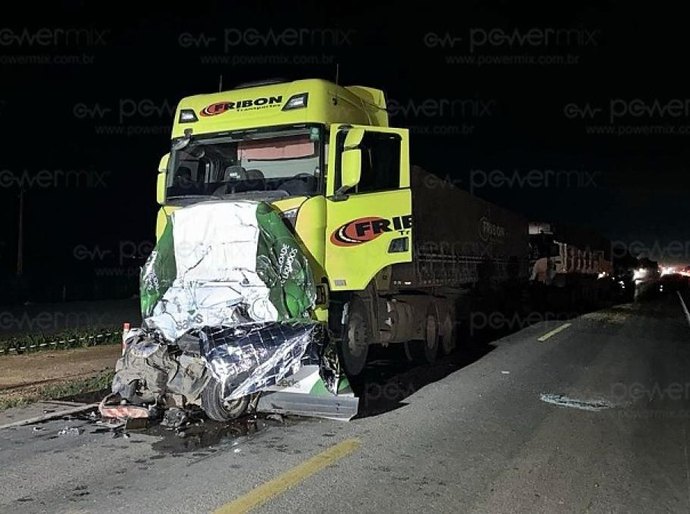Carro vira “lata de sardinha” após ser engolido por carreta na BR-163; motorista morreu na hora