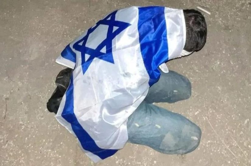 Soldados israelenses postam fotos de presos palestinos sendo humilhados