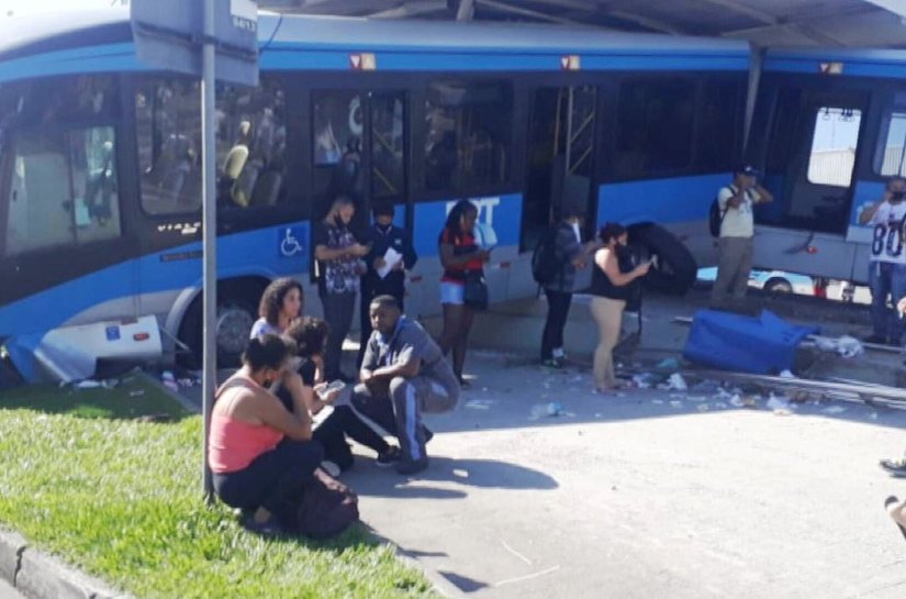 Ônibus invade estação do BRT ao tentar desviar de viatura da PM no Rio