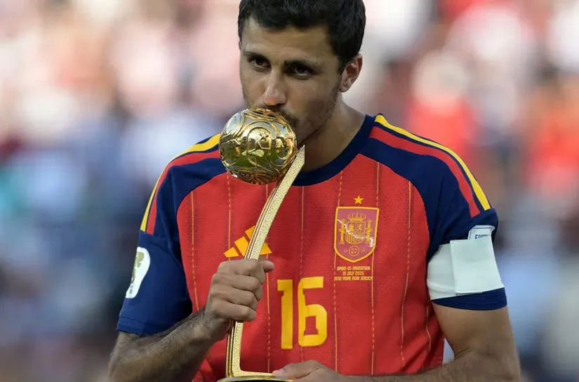 Rodri desbanca Messi e conquista Bola de Ouro da Copa do Mundo