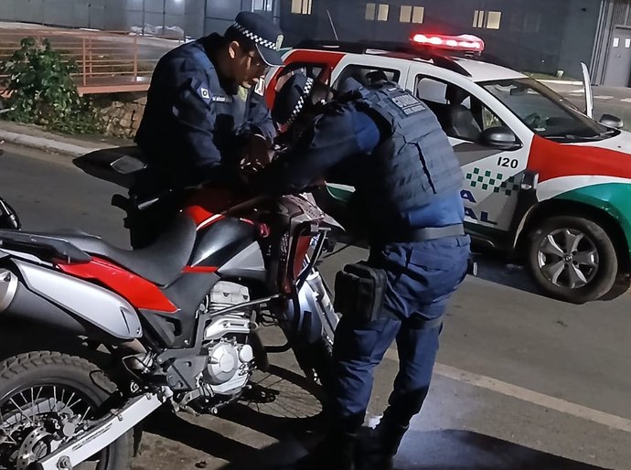 Veja Fotos e Vídeo: Guarda Municipal de Várzea Grande recupera moto roubada em Cuiabá minutos após o crime