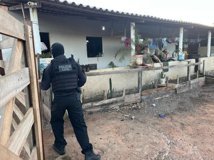Polícia Civil prende líder de facção, apreende drogas e fecha rinha de galo em Campos de Júlio, MT