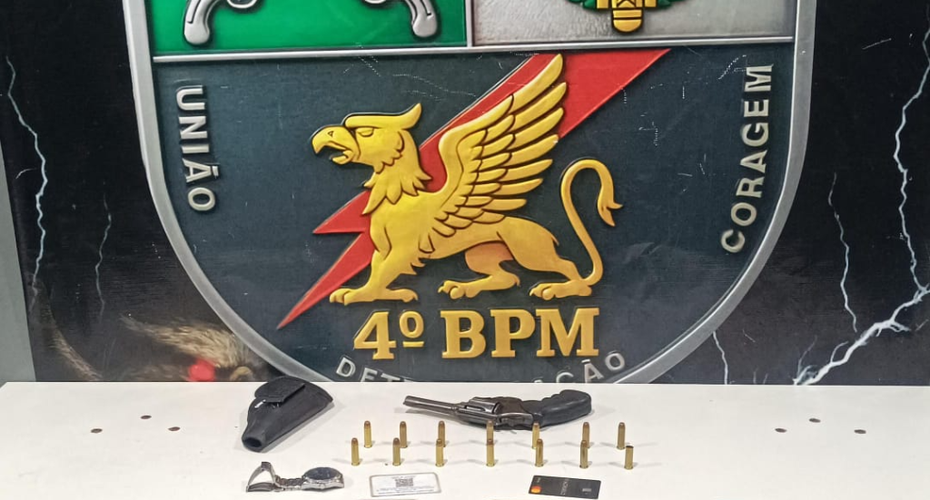 prende suspeito por golpes de estelionato, apreende arma de fogo e munições