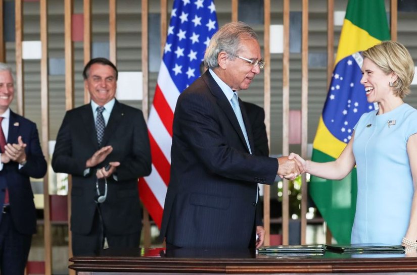 Brasil e banco americano assinam acordo de US$ 1 bi em investimentos