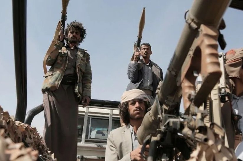 EUA e Reino Unido atacam pelo menos 30 alvos Houthi no Iêmen, dizem autoridades