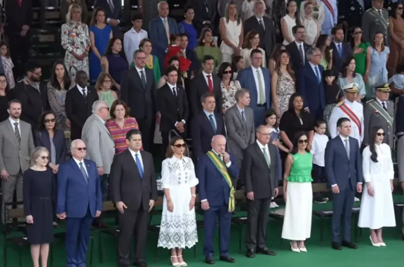 Veja Vídeo: Lula reúne Fachin, Alcolumbre e Hugo em desfile do 7 de Setembro