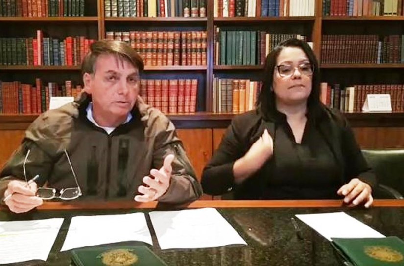 Bolsonaro diz não estar 'envolvido' com Queiroz e critica prisão 'espetaculosa'