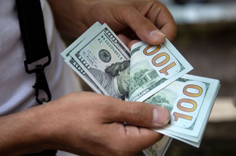 Dólar cai a R$ 4,97 e alcança menor patamar desde setembro, após decisão do Fed e à espera do Copom; Ibovespa sobe