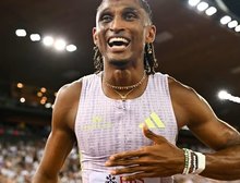 Alison dos Santos bate recorde mundial nos 400m com barreiras em etapa da Diamond League
