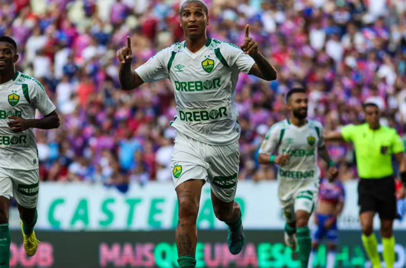 Deyverson marca contra o Fortaleza e confirma fama de visitante indigesto do Cuiabá