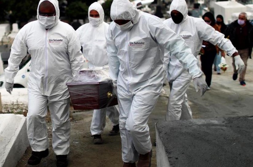 Covid: Com média móvel de mortes em queda, país registra 1.412 óbitos em 24 h