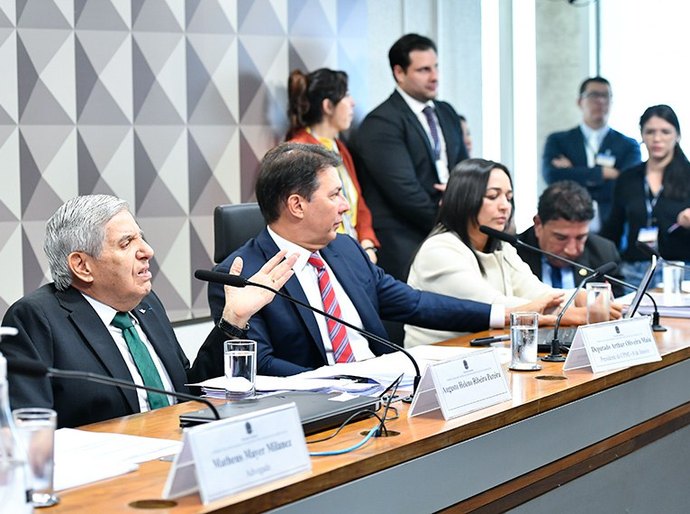 General Heleno nega que Bolsonaro tentou golpe e minimiza participação de Cid em reuniões com militares