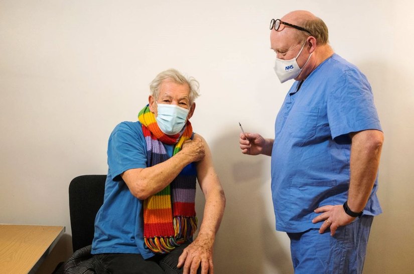 Mundo inicia vacinação em massa contra a covid-19 com muitas dúvidas