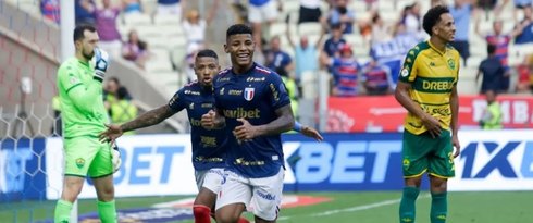 Na briga pelo título do Brasileirão, Fortaleza vence o Cuiabá, cola na liderança e afunda mais o Dourado