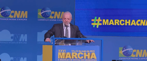 Lula é recebido com vaias e aplausos em evento com prefeitos